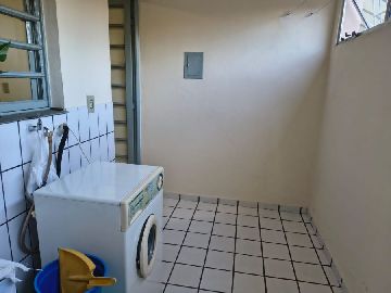 �rea de servi�o ampla